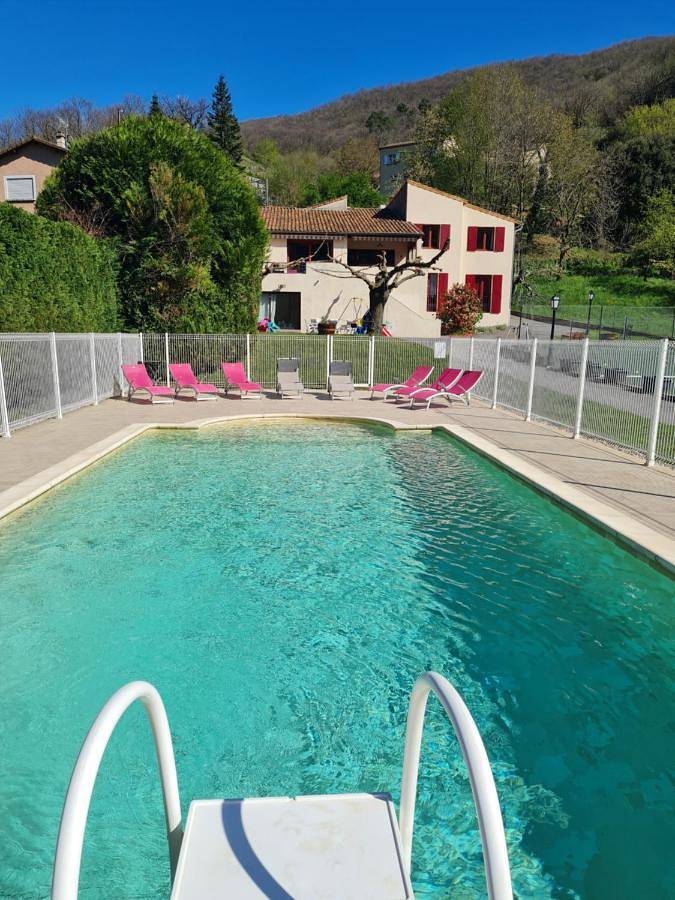 Location de vacances pour 13 personnes, avec jardin ainsi que piscine et vue, adapté aux familles à Saint-Pierre-de-Colombier