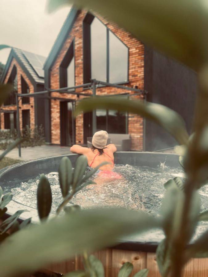 Dom dla 8 osób, z basen i jacuzzi oraz ogród w Żarnowska