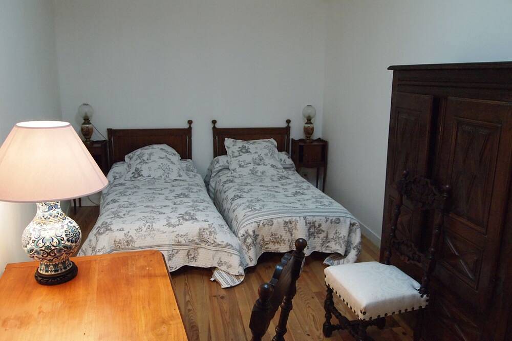 Gite Fonteneau. Parc de la Burthe nearby, 80 hectares of woods and meadows. in Floirac, Bordeaux region
