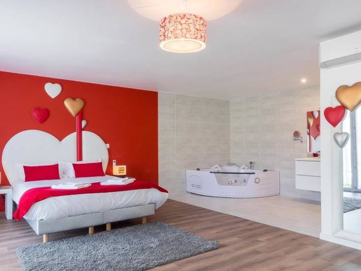Location de vacances pour 2 personnes, avec Jacuzzi ainsi que Terrasse et Piscine à Ternand