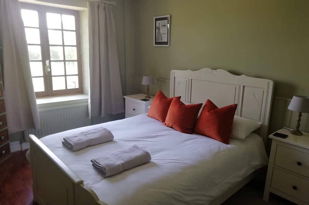 Cottage set in the grounds of our 16th century Manor. in Picauville, Côte de la Déroute