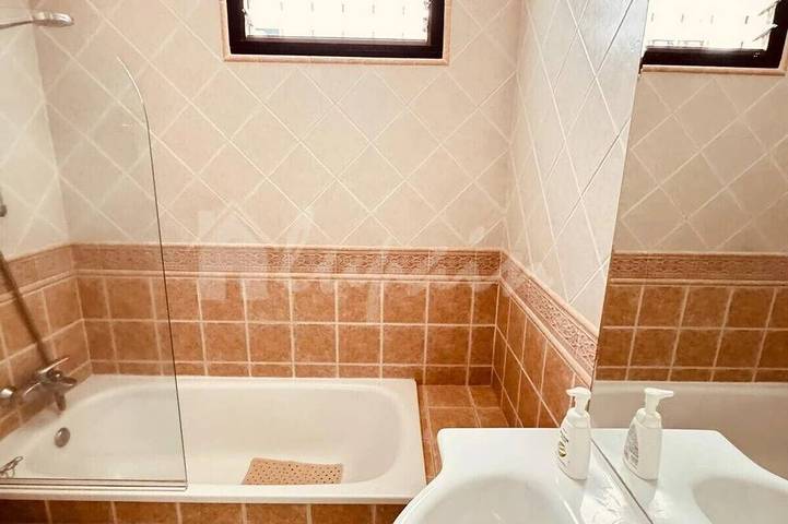 Ganze Wohnung, Spacious 2-bedroom apartment with heated pool, close to the beach in Los Cristianos, Arona