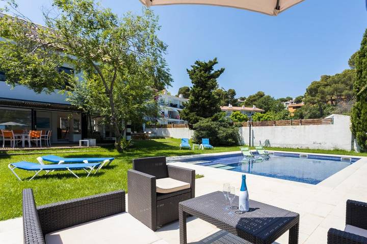 Villa pour 10 personnes, avec jardin ainsi que vue et piscine, animaux acceptés dans Calella de Palafrugell