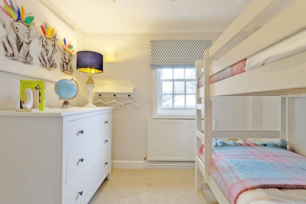 St Pancras - Chichester  -  a town house that sleeps 6 guests  in 3 bedrooms in Chichester, West Sussex