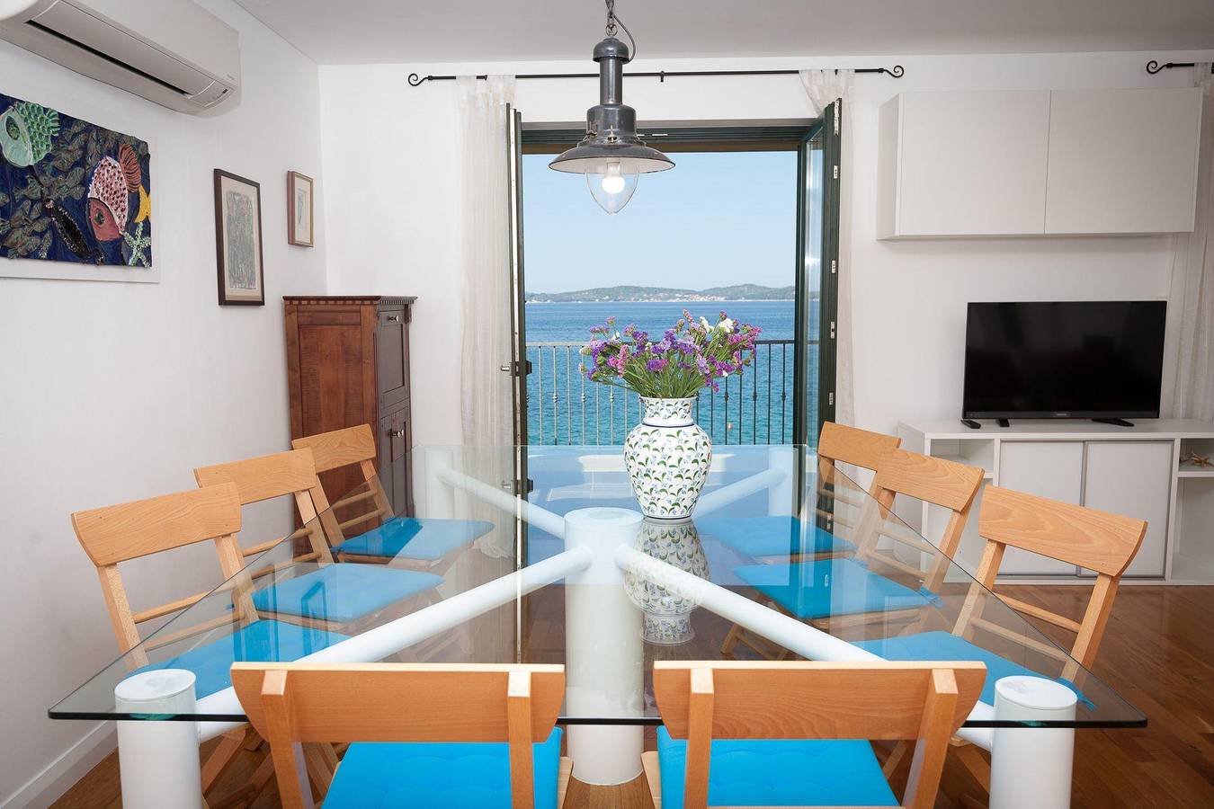 Ganze Ferienwohnung, Große Ferienwohnung mit Balkon und fantastischem Meerblick, direkt am Strand in Bibinje, Zadar