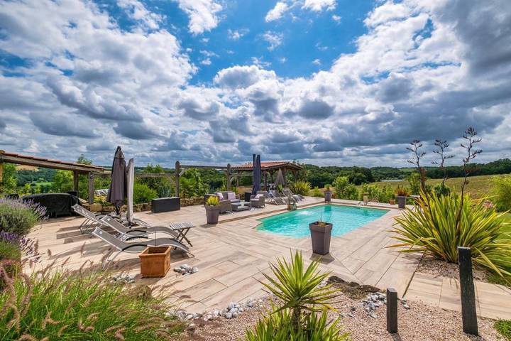 Location de vacances pour 2 personnes, avec Terrasse ainsi que Jardin et Piscine à Saint-Justin (Gers)