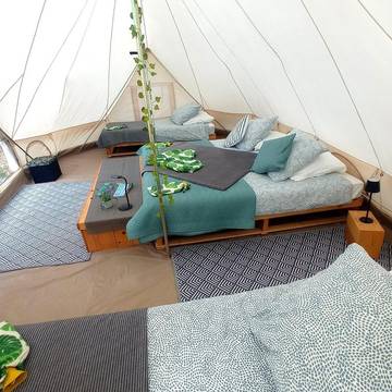 Camping pour 2 personnes, avec piscine et vue ainsi que jardin et bassin pour enfant en Dordogne