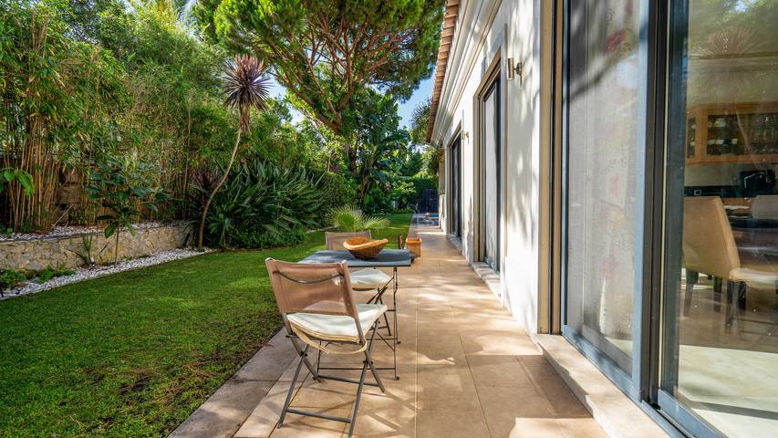 Villa para 12 pessoas, com varanda e jardim em Almancil