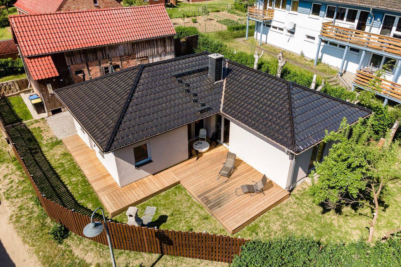 Stilvolles neues Ferienhaus am Müritzsee mit Kamin in sehr ruhiger Ortsrandlage in Buchholz, Müritz