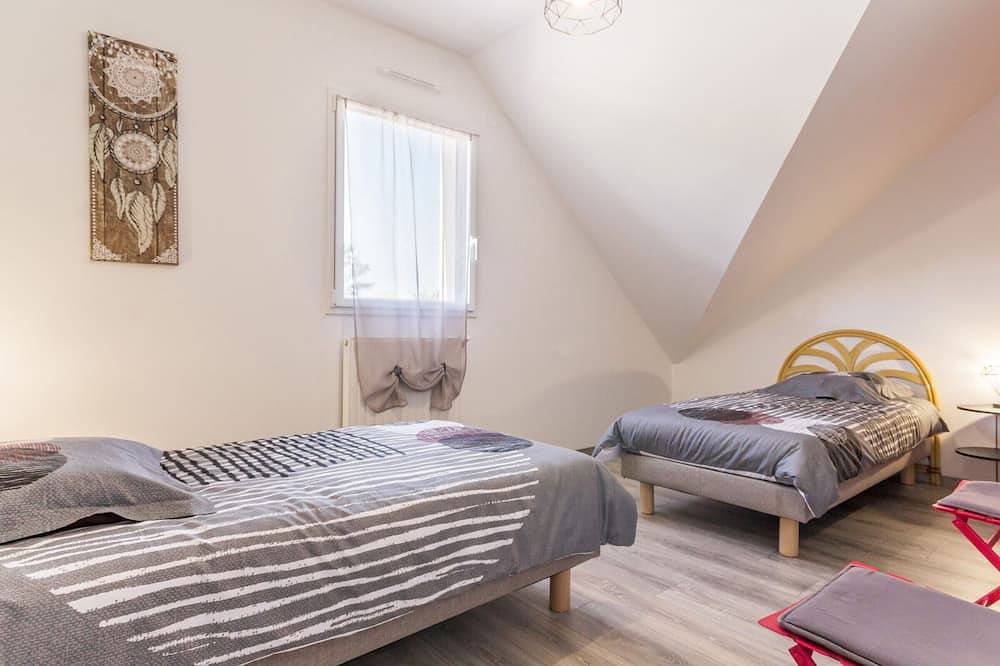 Maison moderne à 100m de la mer avec jardin clos, garage, Wifi, proche camping avec commerces, animaux Ok in Pen Bé, Assérac