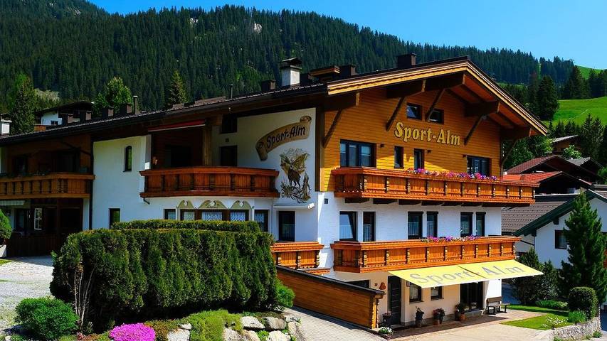 Vakantiewoning voor 4 personen, with zwembad and uitzicht as well as balkon in Berwang