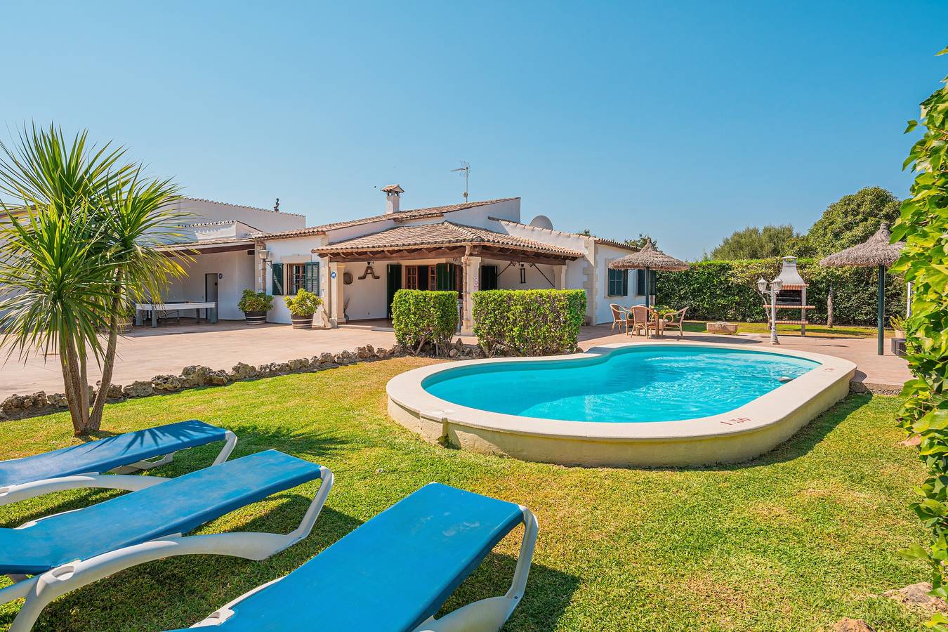 Finca Villa Tranquila en Pollensa met uitzicht op de bergen, zwembad, tuin & Wi-Fi in Pollença, Noord-Mallorca