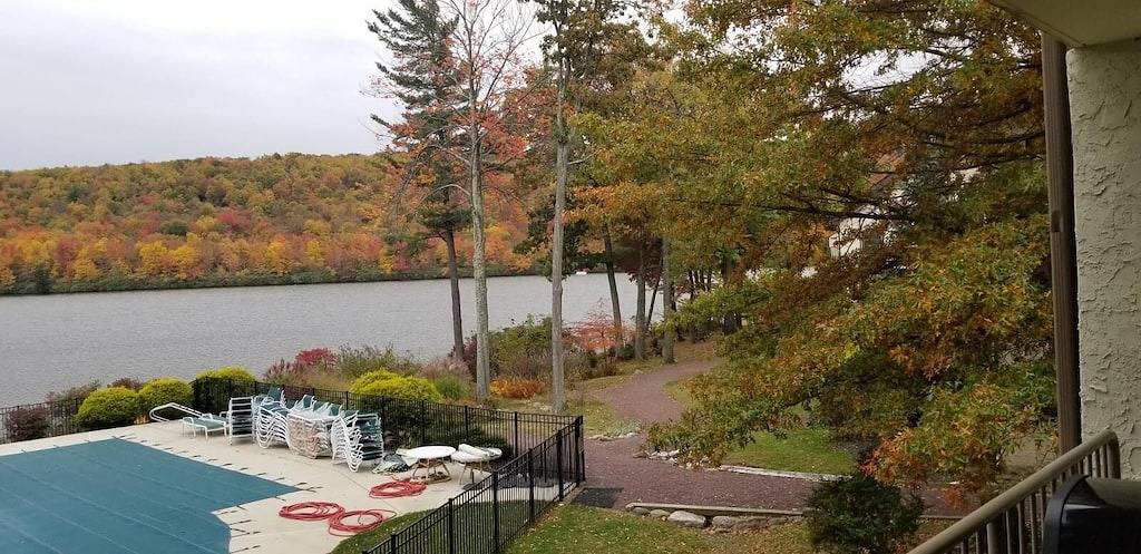 Ganze Wohnung, Big Boulder Lake Front Condo / Kostenloses Wifi & Parken / Pool / Jacuzzi / Kamin / Grill in Hickory Run State Park