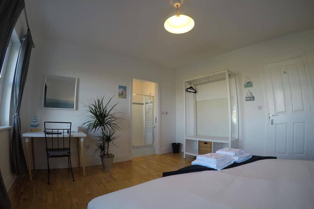 Large double room with ensuite bathroom in Portmagee, County Kerry