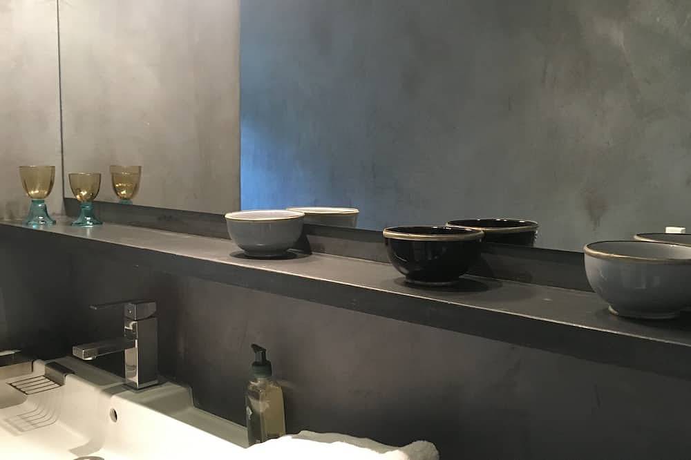 Lodge climatisé dans la nature de 60M2 confortable avec piscine & bbq in Saint-Étienne-du-Grès, Région d'Arles