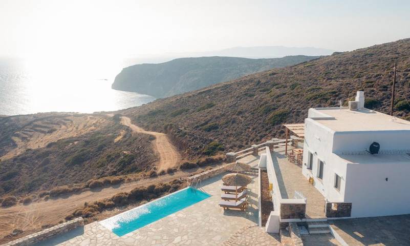 Villa for 4 people, with Balcony and Terrace as well as Garden and Pool in Sifnos
