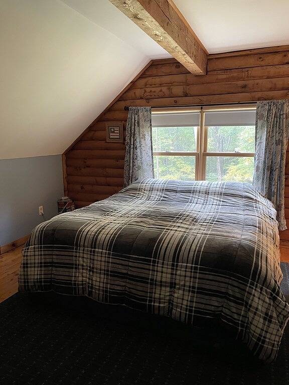 Beautiful, private log cabin with huge, relaxing screened porch in Townshend, Windham County