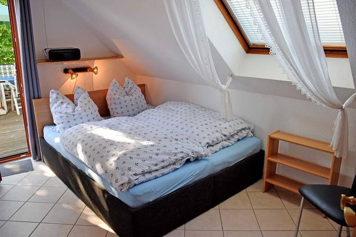 Ganze Wohnung, Ferienwohnung mit Sonnenbalkon 02 - Gästehaus Kapitän Winston in Lauterbach (Rügen), Putbus
