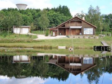 Gîte pour 6 personnes, avec vue ainsi que jardin et vue sur le lac à Augignac