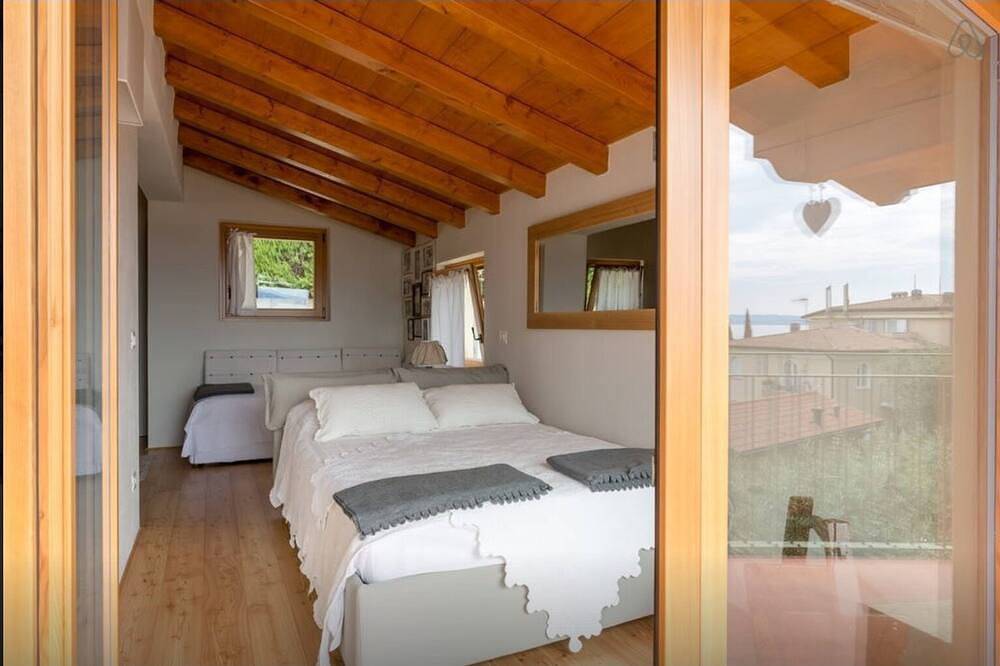 Villa vue élégante magnifique près du lac avec terrasse piscine et jardin in Torri del Benaco, Montagnes autour du lac de Garde