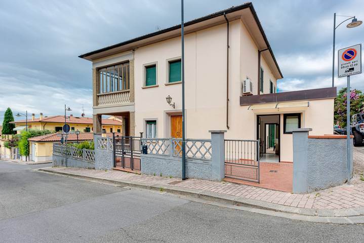 Entire apartment, Apartment "Wilma" with Private Terrace & Wi-Fi in Calenzano, Florence Province