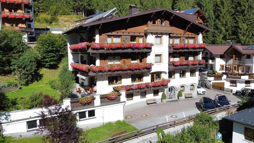 Ferienhaus für 3 Personen, mit Balkon und Terrasse sowie Garten und Sauna in Feichten im Kaunertal