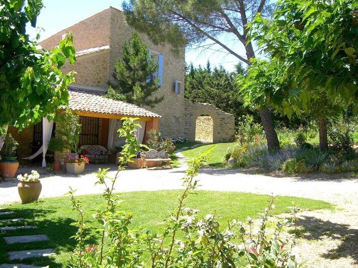 Chambre d’hôte pour 2 personnes, avec vue ainsi que jardin et piscine à Puyvert