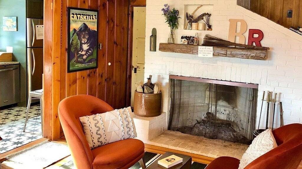 Log Cabin thront über einem Wasserfall mit Blick auf die Berge in Sullivan County