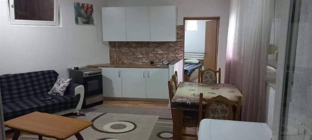 Ferienwohnung für 6 Personen, mit Terrasse und Ausblick in Kosovo