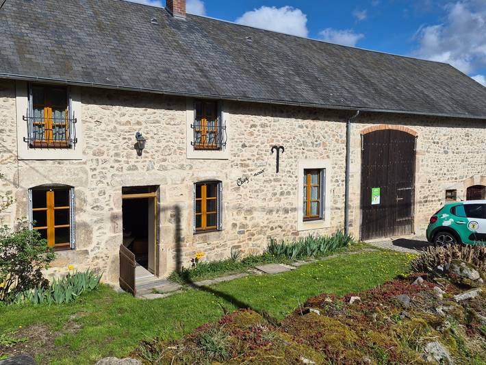 Geräumiges Ferienhaus im Herzen von Saint-Brisson in Saint-Brisson, Naturpark Morvan