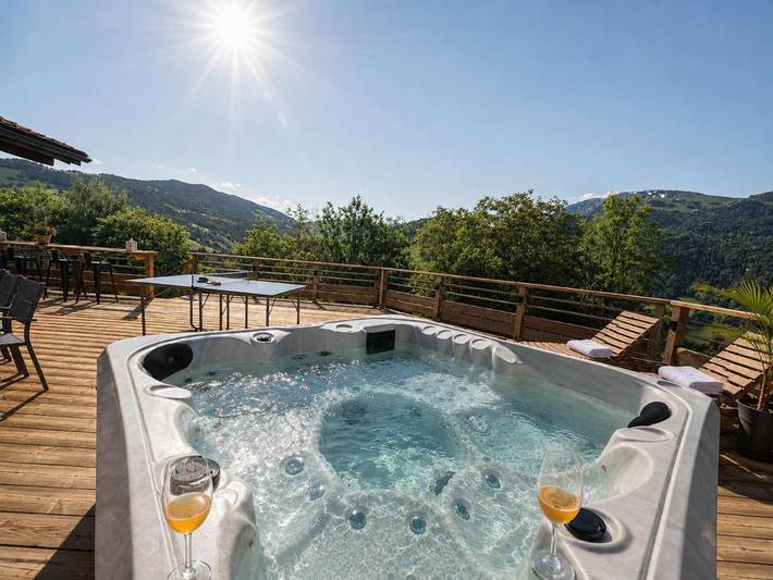 Gîte pour 8 personnes, avec vue ainsi que terrasse et piscine à Les Clefs