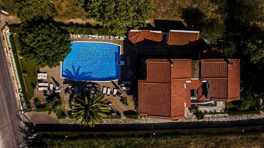 Gîte pour 2 personnes, avec piscine ainsi que vue et jardin, animaux acceptés dans Stafylos - 3