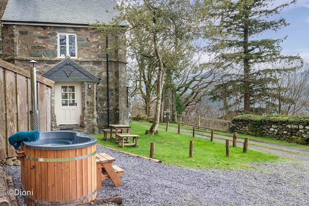 Romantic One Bedroom Cottage In The Hills Above Dolgellau | Deer-Park-Lodge in Snowdonia