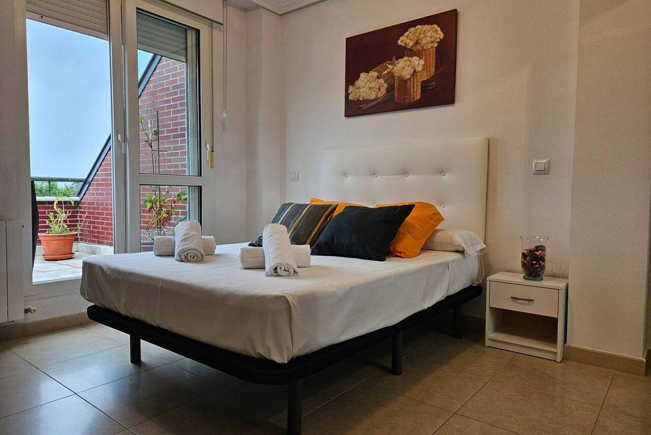Apartamento entero, Acogedor Apartamento con Piscina Cerca de Atracciones in Bárcena de Cicero, Costa de Cantabria
