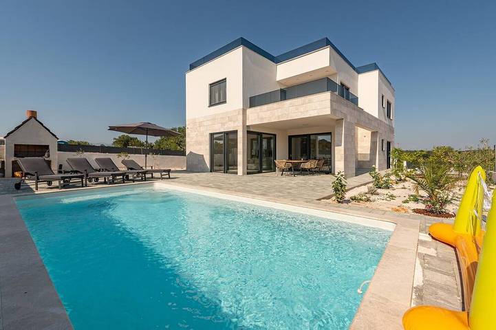 Ferienhaus für 9 Personen, mit Whirlpool und Terrasse