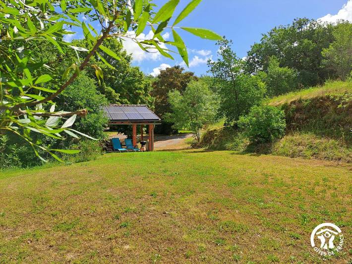 Gîte pour 2 personnes, avec piscine ainsi que jardin et terrasse