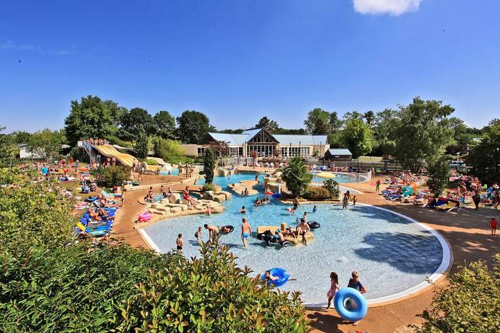 Camping pour 4 personnes, avec Terrasse et Piscine en Indre-et-Loire