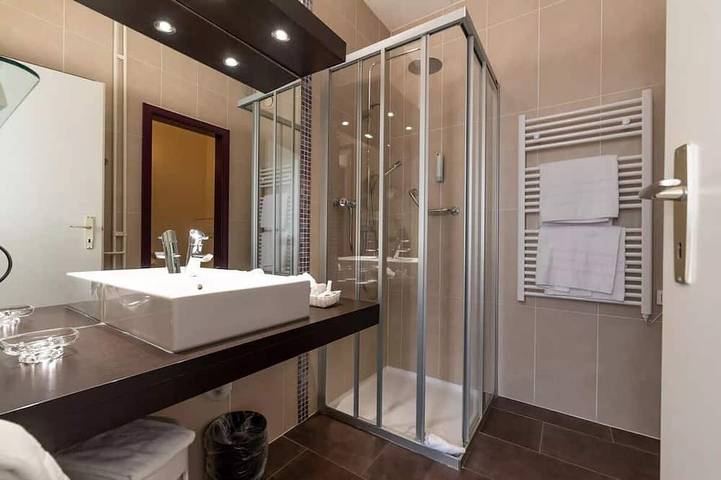 Gîte pour 2 personnes, avec jardin ainsi que piscine et jacuzzi dans Lavey-les-Bains