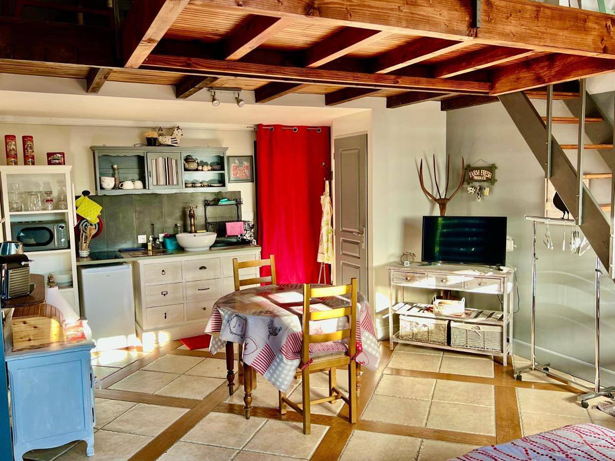 Small Double Room in Chanas, Région de Vienne