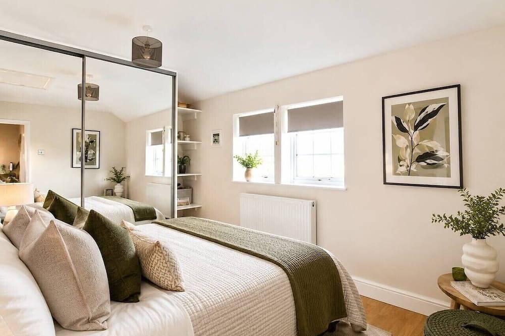 Manor Road Retreat | Modern | Sleeps 5 in London Colney, Hertfordshire