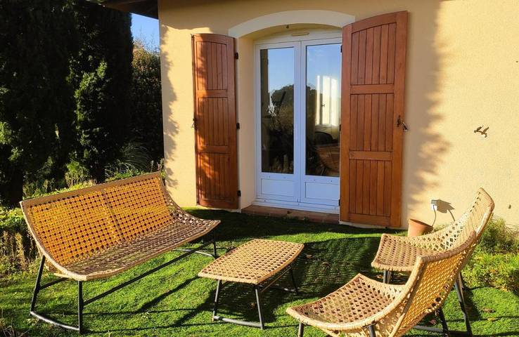 Location de vacances pour 3 personnes, avec vue et jardin à Ampuis