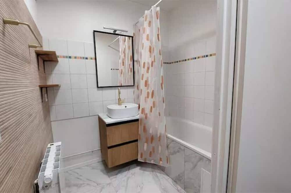 Entire apartment, F2 Paris 10ème Gare du nord - Stade de France - Parking in Saint-Denis, Seine-Saint-Denis