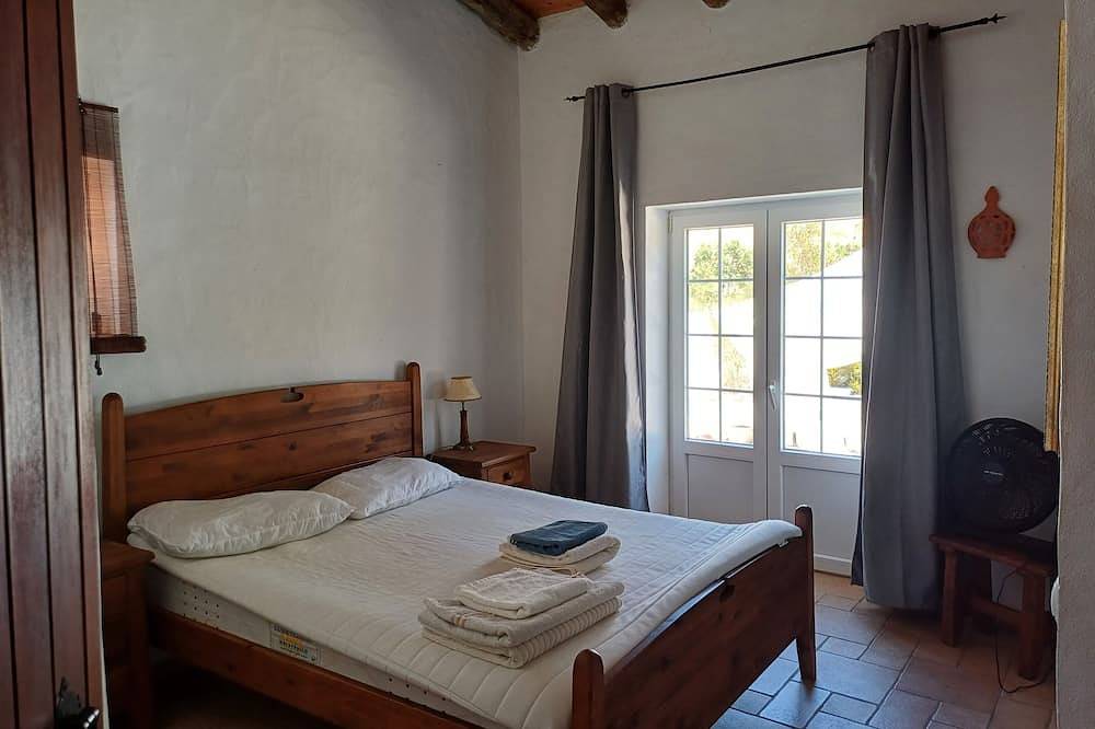 Casa de campo aislada de 2 dormitorios con piscina privada en el campo de senderismo in Garvão e Santa Luzia, Beja Distrikt