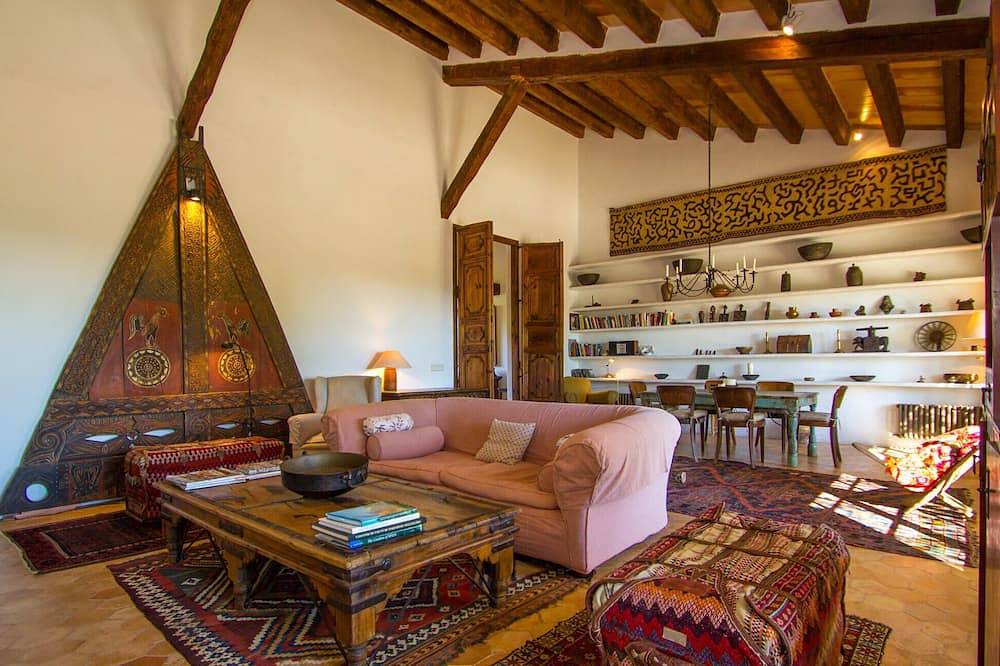 Luxuriöses Haus in Esporles mit privatem Swimmingpool, der sowohl drinnen als. in Esporles, Mallorca Westen