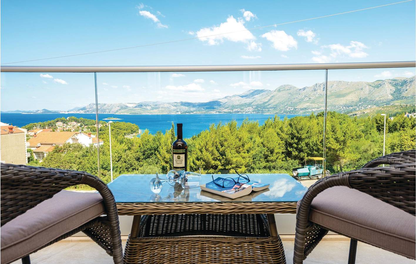 Entire holiday apartment, Cozy Sea View Apartment with Terrace & Parking, 800m to Beach in Cavtat, Dubrovnik-Neretva