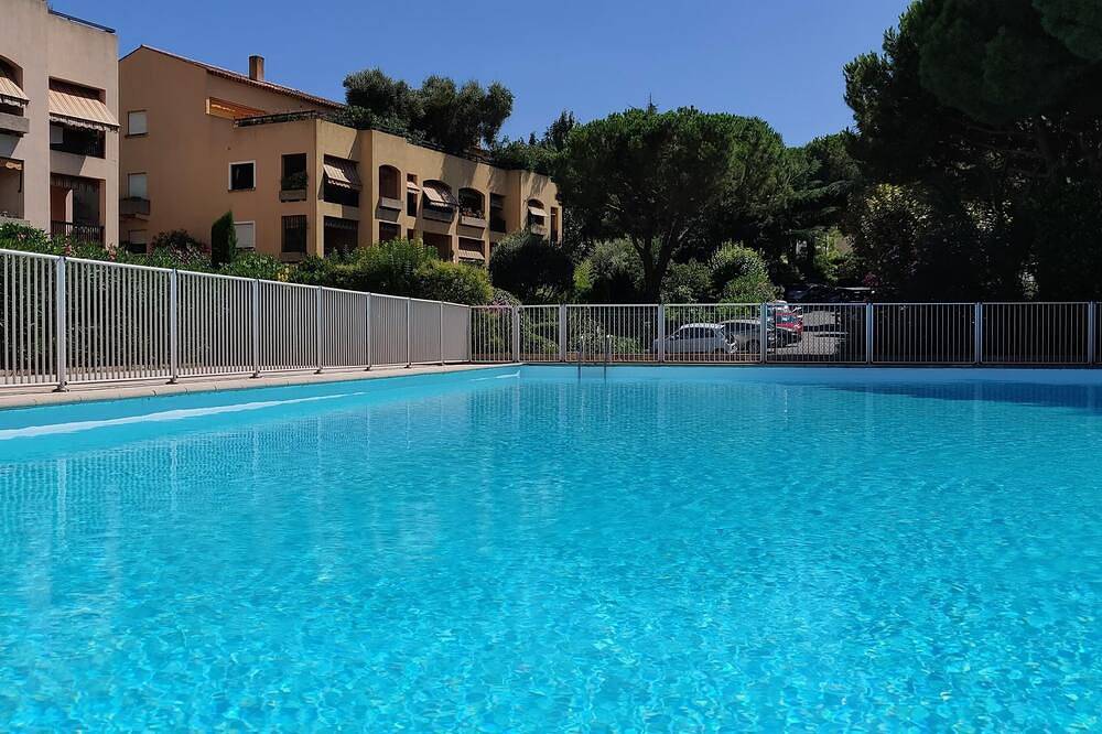 Apartamento entero, Cannes Croix des Gardes T2 con encanto, jardín privado, internet, piscina, garaje in Cannes, Region de Cannes