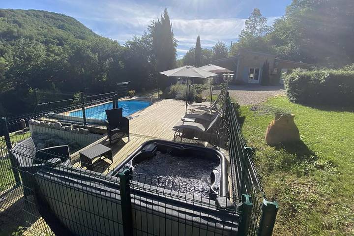 Location de vacances pour 4 personnes, avec terrasse ainsi que jardin et piscine, animaux acceptés à Bruniquel - 3