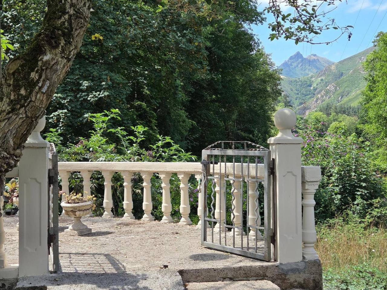Apartamento entero, Apartamento 'Zentralclub Electra Turbina' con balcón in Belmonte de Miranda, Cordillera Cantábrica