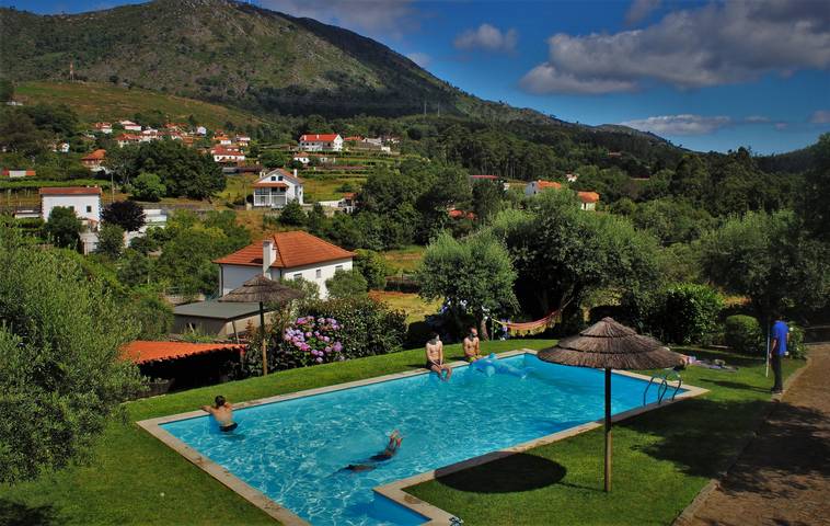 Quarto para 3 pessoas, com varanda e sauna e ainda jardim and jacuzzi no Norte