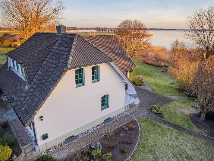 Ferienhaus für 14 Personen, mit Ausblick und Garten sowie Seeblick und Terrasse, kinderfreundlich in Garz/Rügen